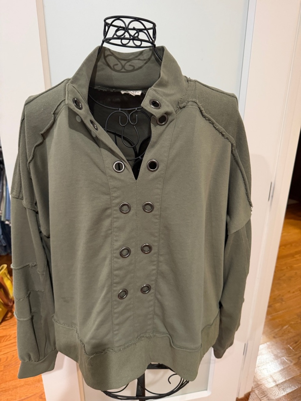 Jodifl - women’s Olive Green Military-Style Pullover.